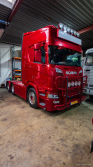 20250330-Tom-Holding-00340 20250330-Tom-Holding-00340